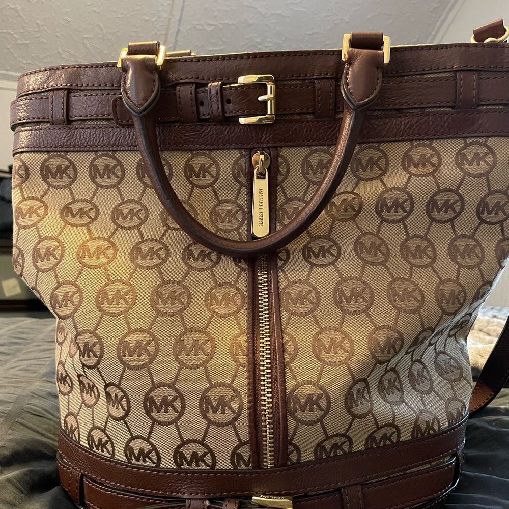 Michael Kors Bucket style bag with Leather accent